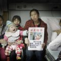 Annuncio shock: bambina di pochi mesi in vendita per strada. In Cina la madre vende sua figlia