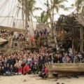 pirati-dei-caraibi-5-nuova-foto-dal-set-con-cast-e-troupe-che-celebrano-il-pirate-day